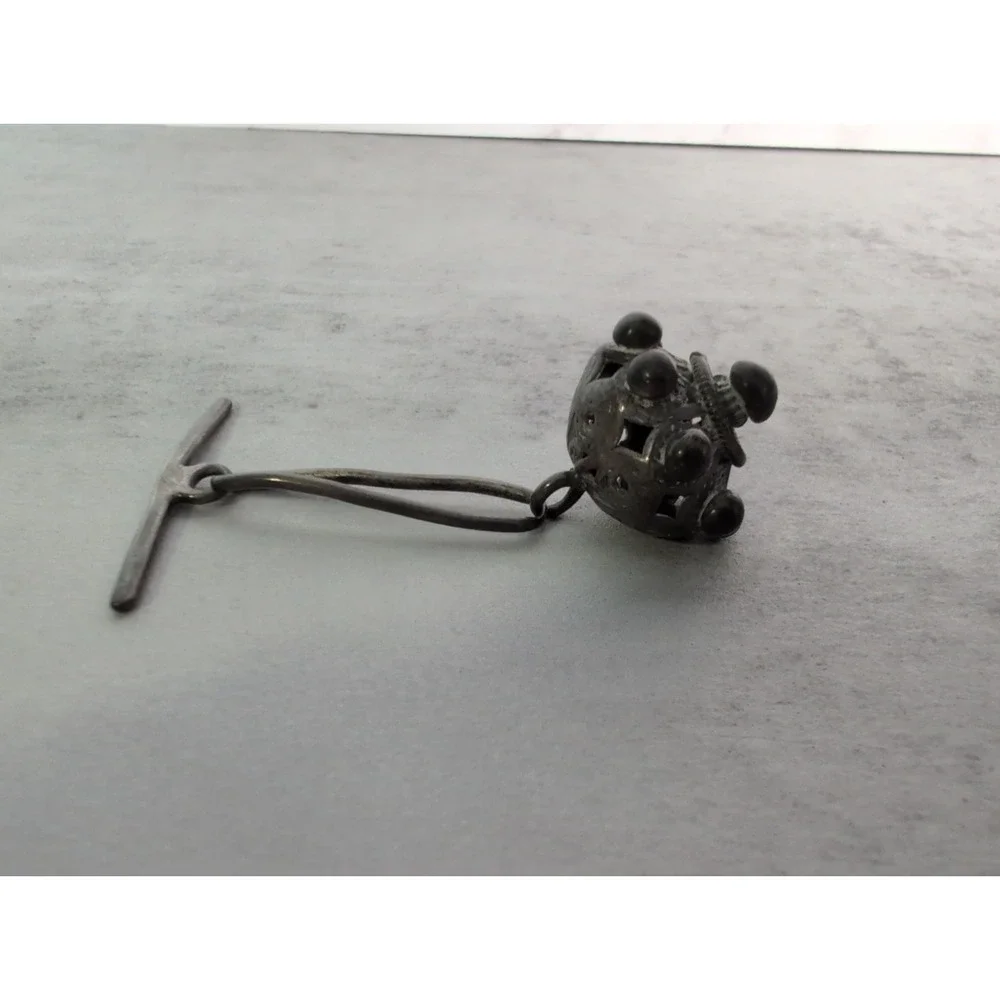 TOGGLE BUTTON LATE 18TH CENTURY TO EARLY 19TH CENTURY SILVER WITH BAR & LINK